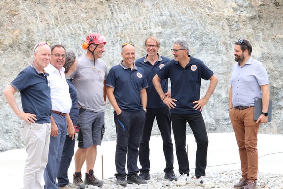 Lob für beeindruckende Leistung: Landeshauptmann und Bevölkerungsschutzlandesrat Arno Kompatscher (Zweiter von rechts) mit (von links) dem Direktor des Funktionsbereichs Wildbachverbauung Fabio De Polo, Sterzings Bürgermeister Peter Volgger, Bauleiterin Caterina Ghiraldo, Vorarbeiter Roland Langgartner, dem Direktor des Landesamtes für Wildbachverbauung Nord Philipp Walder, dem Direktor der Agentur für Bevölkerungsschutz Klaus Unterweger, Sterzinger Gemeinderat Daniel Seidner (ganz rechts) beim neuen Rückhaltebecken am Riesenbach in Thuins in der Gemeinde Sterzing. (Foto: LPA/Maja Clara)