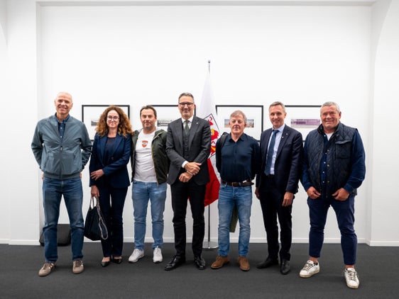 Hanno discusso delle richieste delle scuole di sci altoatesine (da sinistra): Günther Mayr, membro del consiglio direttivo dell’Associazione delle scuole di sci altoatesine, Elisa Montali, direttrice dell'Area funzionale Turismo, Leo Zambon, membro del consiglio direttivo, il presidente della Provincia Arno Kompatscher, il presidente dell’Associazione Flavio Prinoth, l’assessore provinciale al Turismo Luis Walcher e il vicepresidente dell’associazione Roland Antholzer. (Foto: USP/Fabio Brucculeri)