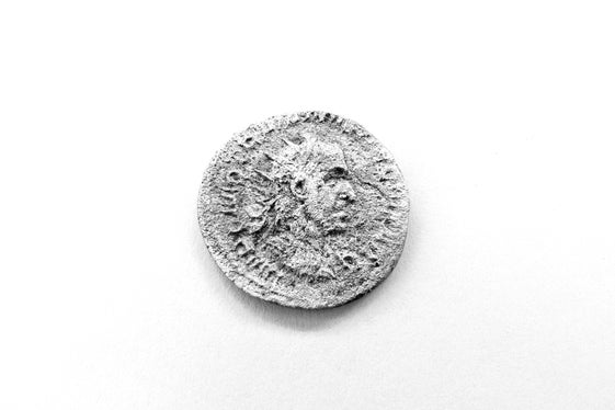 Neue Fundstelle in Neumarkt: Eine der fünf gefundenen Münzen, eine Silbermünze des römischen Kaisers Decius (249-251 n. Chr.) (Foto: LPA/Landesamt für Archäologie im Landesdenkmalamt)