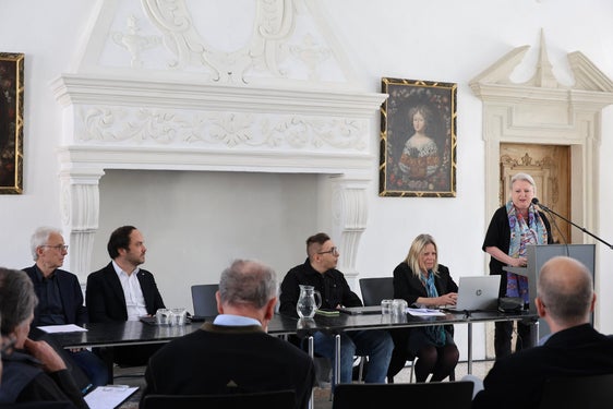 Landeskonservatorin Karin Dalla Torre ging auf die zeitgeschichtliche, architektur- und kunsthistorische Bedeutung der Südtiroler Siedelungen ein. (Foto: LPA/Clara Masiero)