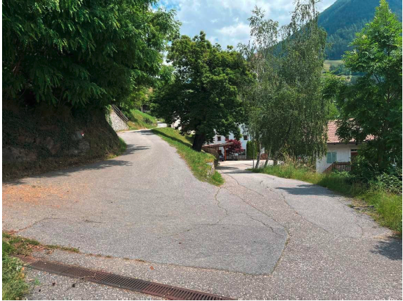 Die Zufahrt Heiligkreuz in St. Leonhard in Passeier muss an verschiedenen Stellen ausgebaut werden, etwa wegen dieser zu engen Kehre; dies erfolgt mit der Förderung für Primärinfrastrukturen im ländlichen Raum und im Berggebiet. (Foto: LPA/Landesamt für Bergwirtschaft in der Landesabteilung Forstdienst)