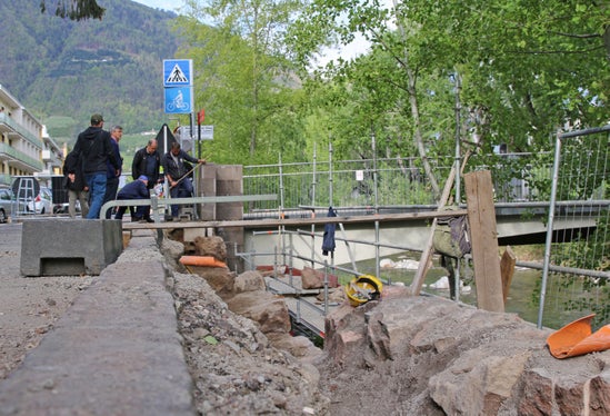 I lavori andranno a garantire maggiore spazio per favorire la progettazione della superficie lungo via Alessandro Manzoni, dove il Comune di Merano intende realizzare in autunno una pista ciclabile e pedonale. (Foto: Comune di Merano) 