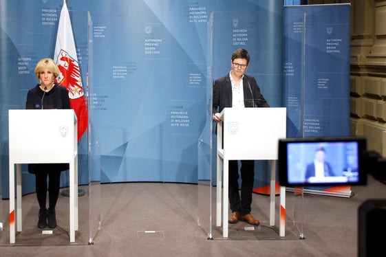 Die Studie enthalte Aussagen, um Maßnahmen des Familienressorts und der Familienagentur noch passgenauer auszurichten, unterstrichen Landesrätin Deeg (l.) und Agenturdirektorin Plaseller. (Foto: LPA/Hannes Wisthaler)