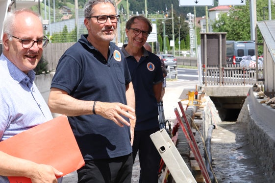 Besichtigung der Baustelle Künette im Bachler Bach in Innichen: (von links) Bürgermeister Klaus Rainer, Bevölkerungsschutzlandesrat und Landeshauptmann Arno Kompatscher, Direktor der Agentur für Bevölkerungsschutz Klaus Unterweger. (Foto: LPA/Maja Clara)