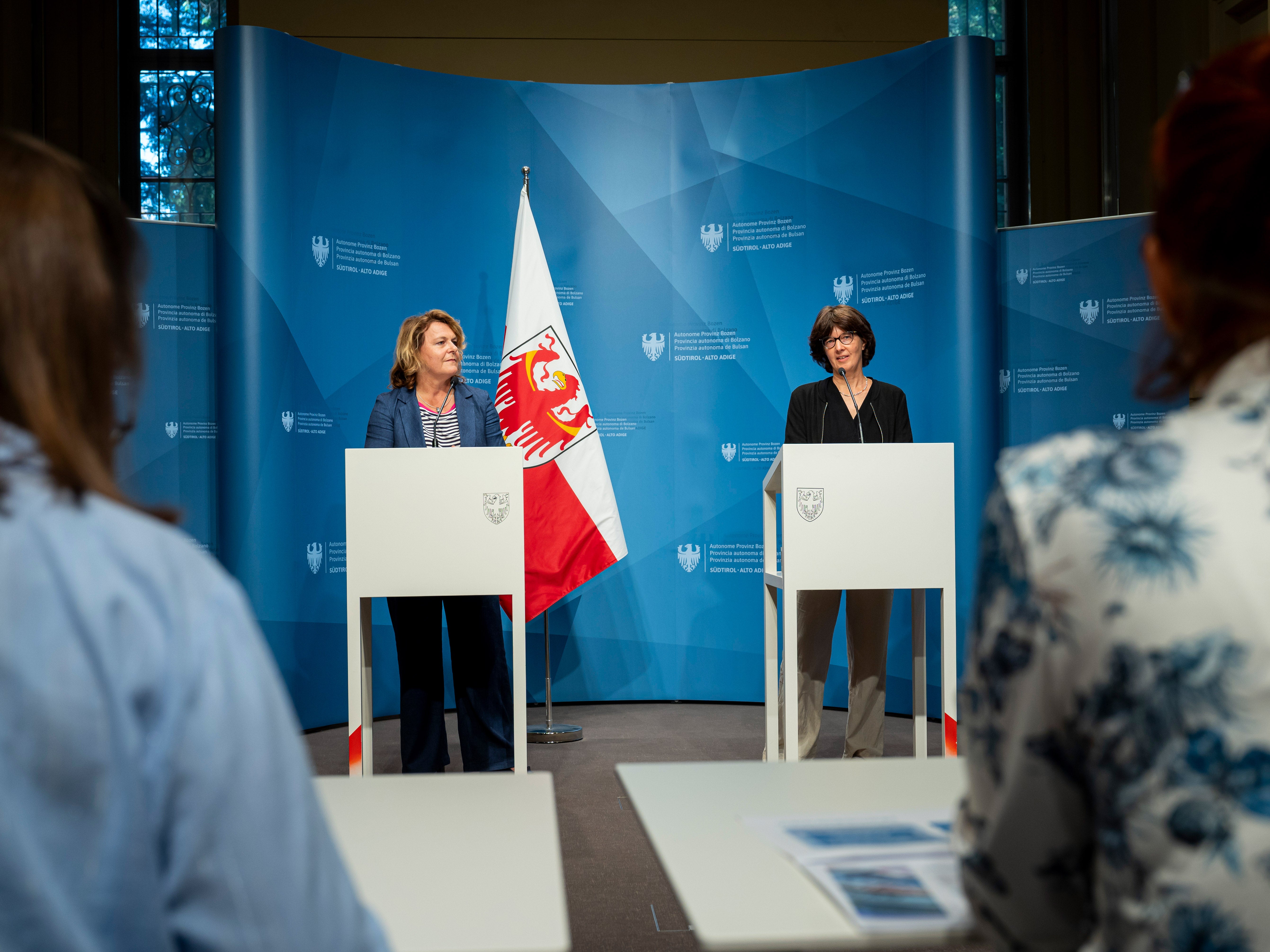 Das Maßnahmenpaket rund um die Pflegeeinstufung haben Landesrätin Rosmarie Pamer und Petra Götsch, Mitarbeiterin im Amt für Pflegeeinstufung, bei einer Pressekonferenz vorgestellt. (Foto: LPA/Fabio Brucculeri)