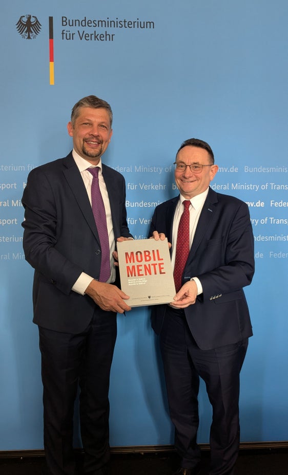 Mobilitätslandesrat Daniel Alfreider (links) gemeinsam mit dem Staatssekretär des Verkehrsministeriums Berlin Ulrich Lange. (Foto: LPA/Ingo Dejaco)