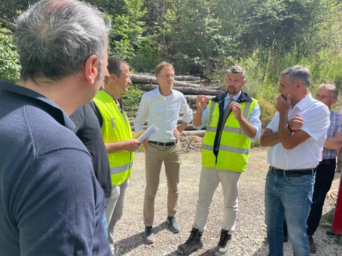 Sopralluogo: (da sinistra) il direttore della Ripartizione Infrastrutture, Umberto Simone, il responsabile del progetto, Augustin Hueber, il direttore di STRABAG Andrea Marzi, l'assessore provinciale, Daniel Alfreider, e il sindaco di San Pancrazio, Thomas Holzner (Foto: ASP/G.News)