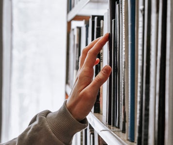 Die Sommerleseaktion 2024 steht in den Startlöchern: Jugendliche ab elf Jahren und Erwachsene sind aufgerufen, Bücher zu lesen und zu kommentieren, dabei können sie Preise gewinnen. (Foto: Unsplash)