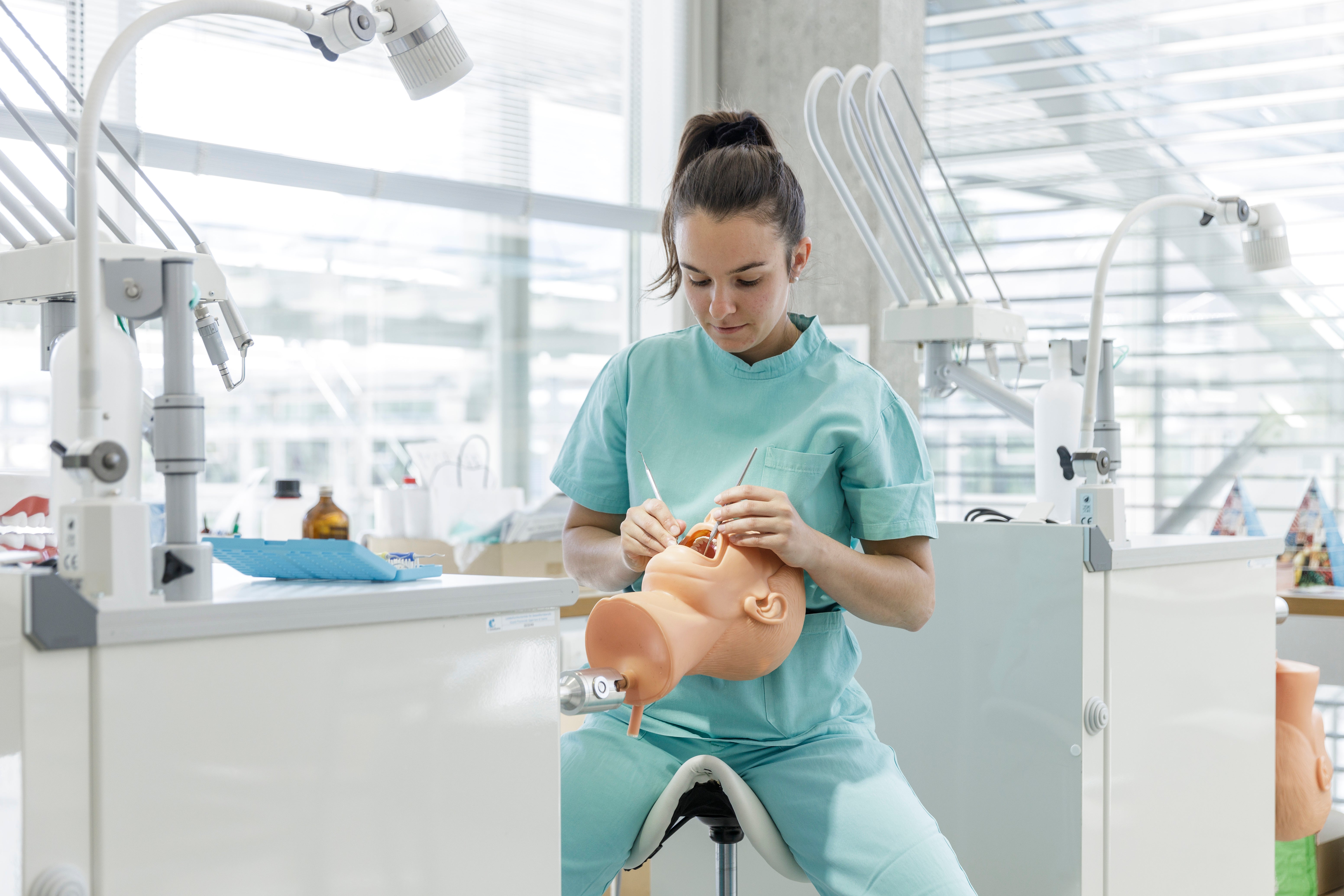 Il corso di studi bilingue in Igiene dentale alla Claudiana di Bolzano coniuga teoria e pratica. Tutti i 20 posti disponibili per l'anno accademico 2026/27 saranno occupati. (Foto: USP/Tiberio Sorvillo)