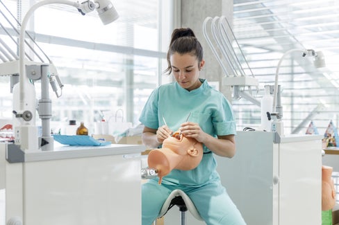 Der zweisprachige Studiengang Dentalhygiene am universitären Ausbildungszentrum für Gesundheitsberufe Claudiana in Bozen verbindet die Theorie mit Praxis. Alle 20 verfügbaren Studienplätze sind im Herbst 2026 besetzt. (Foto: LPA/Tiberio Sorvillo)