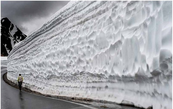 Ein Bild aus dem neuen Kalender: die Schneemassen längs der Timmelsjochstraße (Foto: Euregio/Alessandro Zaccaria)