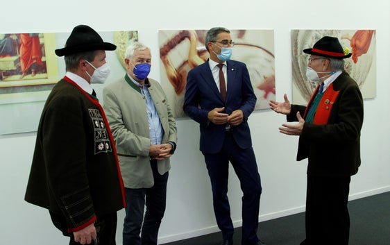 Riunione a Bolzano in preparazione del 75° anniversario dell'Associazione Generale degli altoatesini in Austria: (da sinistra) Reinmüller, Angermann, il presidente Kompatscher, Thomann (Foto: LPA)