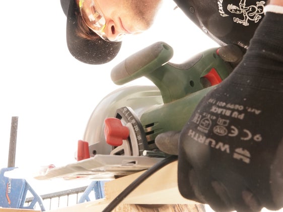 Technische Schulassistentinnen und Schulassistenten bereiten Arbeitsabläufe vor, bedienen und warten Maschinen und sorgen für Sicherheit. Zwei unbefristete Vollzeitstellen in Holztechnik und Metall hat das Land für das Berufsbildungszentrum "Tschuggmall" in Brixen ausgeschrieben. (Foto: Pexels. Das Foto darf nur in Zusammenhang mit dieser Pressemitteilung verwendet werden)