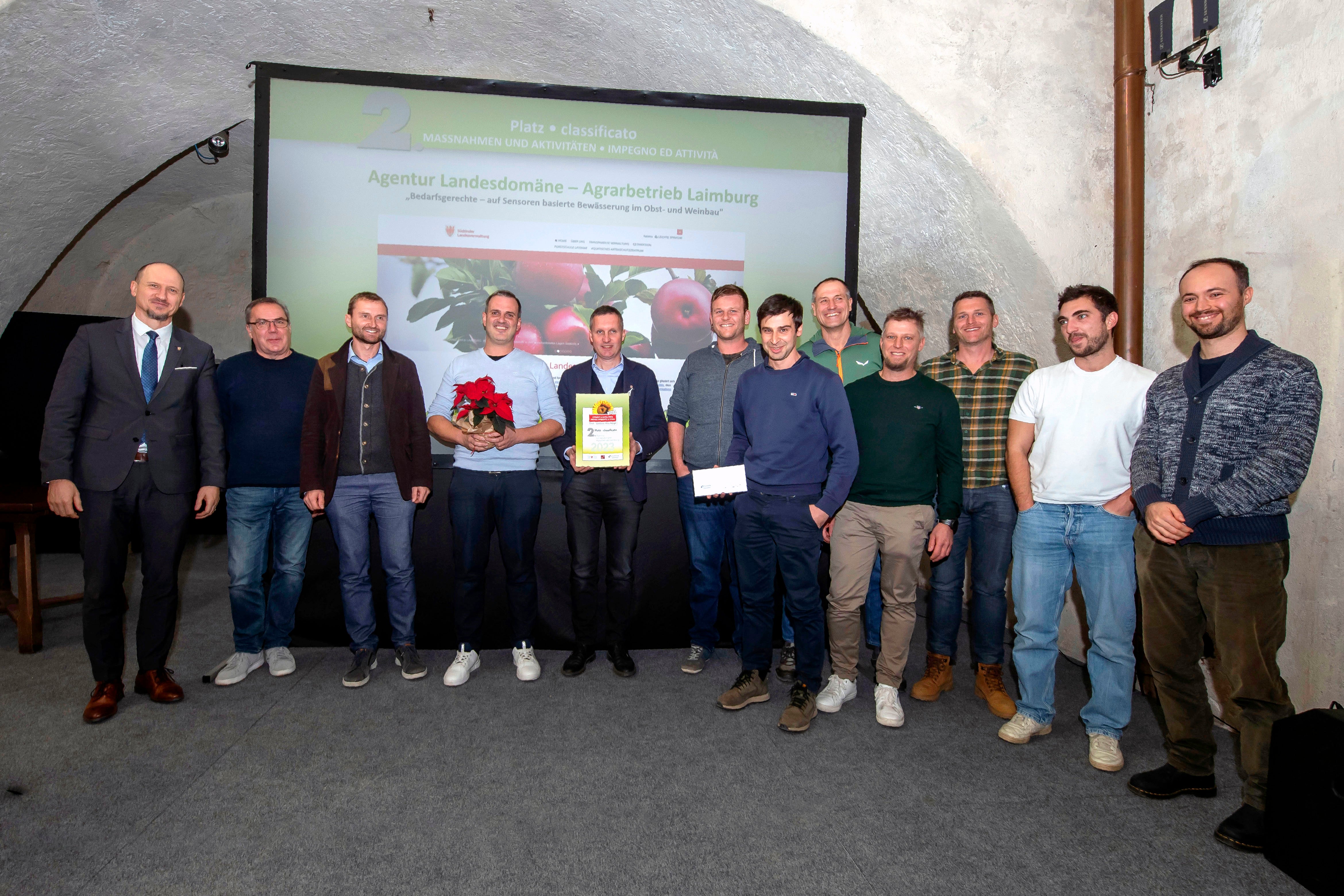 Platz 2 für das Projekt Sensorbasierte Bewässerung des Agrarbetriebs Laimburg in der Agentur Landesdomäne in der Kategorie Maßnahmen und Aktivitäten (von links): Sonderbeauftragter für Nachhaltigkeit Klaus Egger, Peter Niederfriniger von der Firma Nika, die die Idee technisch vor Ort umgesetzt hat, stellvertretender Direktor der Agentur Landesdomäne Andreas Agreiter, Bereichsdirektor Agrarbetrieb Laimburg in der Agentur Landesdomäne Stephan Raffl, Landesrat für Landwirtschaft, Forstwirtschaft und Tourismus Luis Walcher, Alexander Bortolotti (Betriebsleiter Betrieb in Meran), Andreas Wenter (Mitarbeiter VZ Laimburg  - Boden, Düngung und Bewässerung), Paul Raffl (Betriebsleiter Betrieb in Meran), Kurt Herbst (Betriebsleiter in Bozen), Martin Platter (Betriebsleiter Betrieb in Meran), Martin Holzner (Betriebsleiter Laimburg), Lorenzo Panizzon (ehemaliger Mitarbeiter VZ Laimburg  - Boden, Düngung und Bewässerung, Projekt Smartland) (Foto: LPA/Othmar Seehauser)
