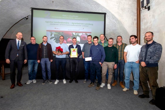 Platz 2 für das Projekt "Sensorbasierte Bewässerung" des Agrarbetriebs Laimburg in der Agentur Landesdomäne in der Kategorie "Maßnahmen und Aktivitäten" (von links): Sonderbeauftragter für Nachhaltigkeit Klaus Egger, Peter Niederfriniger von der Firma Nika, die die Idee technisch vor Ort umgesetzt hat, stellvertretender Direktor der Agentur Landesdomäne Andreas Agreiter, Bereichsdirektor Agrarbetrieb Laimburg in der Agentur Landesdomäne Stephan Raffl, Landesrat für Landwirtschaft, Forstwirtschaft und Tourismus Luis Walcher, Alexander Bortolotti (Betriebsleiter Betrieb in Meran), Andreas Wenter (Mitarbeiter VZ Laimburg  - Boden, Düngung und Bewässerung), Paul Raffl (Betriebsleiter Betrieb in Meran), Kurt Herbst (Betriebsleiter in Bozen), Martin Platter (Betriebsleiter Betrieb in Meran), Martin Holzner (Betriebsleiter Laimburg), Lorenzo Panizzon (ehemaliger Mitarbeiter VZ Laimburg  - Boden, Düngung und Bewässerung, Projekt Smartland) (Foto: LPA/Othmar Seehauser)