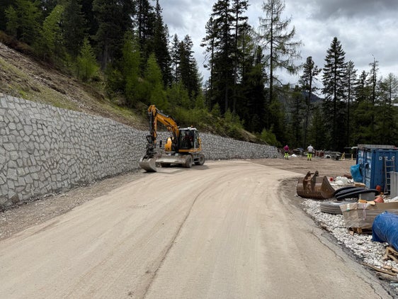 L'Ofize tecnich strades nord/ost confermëia che da en sabeda, ai 14 de jügn dl 2025 inant gnarál indô daurí en pert la strada por i auti. Le trafich gnará regolé te na direziun unica alternada a na moda che i laurs pois jí inant. (Foto: OSP/Departimënt Infrastrotöres y Mobilité)