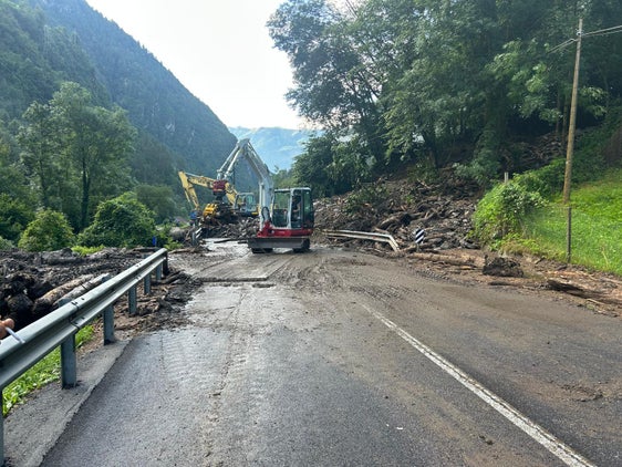 Im Schnalstal hat ein Murenabgang zwei Fahrzeuge verschüttet. Verletzte gab es glücklicherweise nicht. Die Straße musste gesperrt werden und wird noch am 7. Juli wieder freigegeben. (Foto: LPA/Straßendienst)