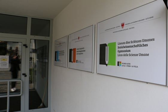 Les proes Invalsi é gnüdes fates da 224 scolares y scolars dles  cuintes classes dles scores elementares, da 232 dles terzes classes dles scores mesanes y da 90 dles cuintes classes dles scores altes. Indöt á tut pert ales proes 546 scolares y scolars. (Foto: USP)