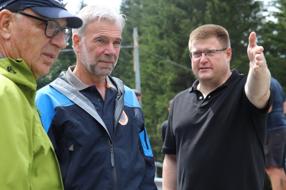 Zivilschutz-Anliegen in der Gemeinde Olang besprochen (v.l.): Zivilschutz-Referent Anton Schenk, Landesrat Arnold Schuler und der Kommandant der Freiwilligen Feuerwehr Oberolang Werner Töchterle (Foto: LPA/Maja Clara)
