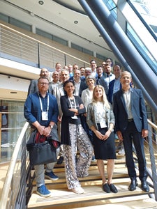 Gruppenfoto des EuregioLab 2024: 25 Fachleute (4 nicht im Bild) haben in Alpbach ein Thesenpapier zur KI in der Euregio erarbeitet. (Foto: Euregio)