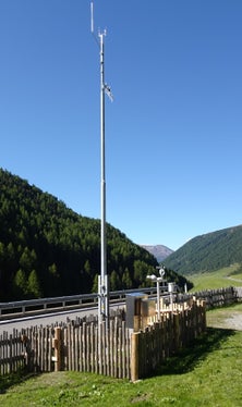 Ogni cinque minuti, i dati delle 95 stazioni di misurazione meteo vengono trasmessi all'Ufficio Provinciale della meteorologia  a Bolzano. La foto mostra lla stazione di misurazione di Grub a Vallelunga. (Foto: ASP/Agenzia per la Protezione civile/Ufficio meteorologia e prevenzione valanghe)