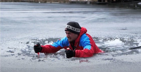 In un video, i vigili del fuoco professionisti sottolineano i pericoli che si corrono sul ghiaccio, attraverso consigli e informazioni sul salvataggio. (Foto: ASP/Corpo permanente Vigili del fuoco di Bolzano)
