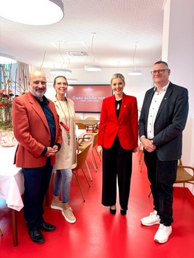 All’inaugurazione della nuova cucina didattica. Nella foto (da sinistra) il direttore delle Scuole professionali per l'economia domestica e agroalimentare di Aslago, Egna e Tesimo Martin Unterer, l’ex direttrice Gudrun Ladurner, la dirigente della scuola Martina Gögele e il direttore provinciale della Direzione Istruzione e Formazione in lingua tedesca Peter Prieth. (Foto: USP/Scuola professionale per l'economia domestica e agroalimentare di Aslago)