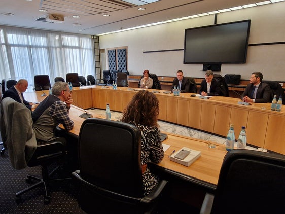 Sie sprachen über die Belange der Gemeindesekretäre (vorne von links): Arnold Larcher (Sekretär des Landeshauptmanns), Landeshauptmann Arno Kompatscher und die Direktorin der Abteilung Örtliche Körperschaften, Marion Markart, (ihnen gegenüber von links:) Helga Plankensteiner, Christoph Preindl, Matthias Mair und Armin Mathà. (Foto: LPA)