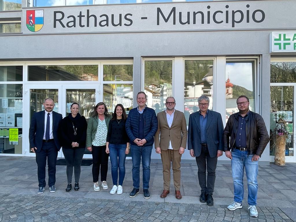 Fruchtbarer Austausch über Sanierungen in der Gemeinde Brenner: Daniel Bedin (ganz links), Landesrat Massimo Bessone (5. v. l.), Bürgermeister Martin Alber (6. v. l.) und Vertretende des Gemeinderats der Gemeinde Brenner (Foto: LPA)