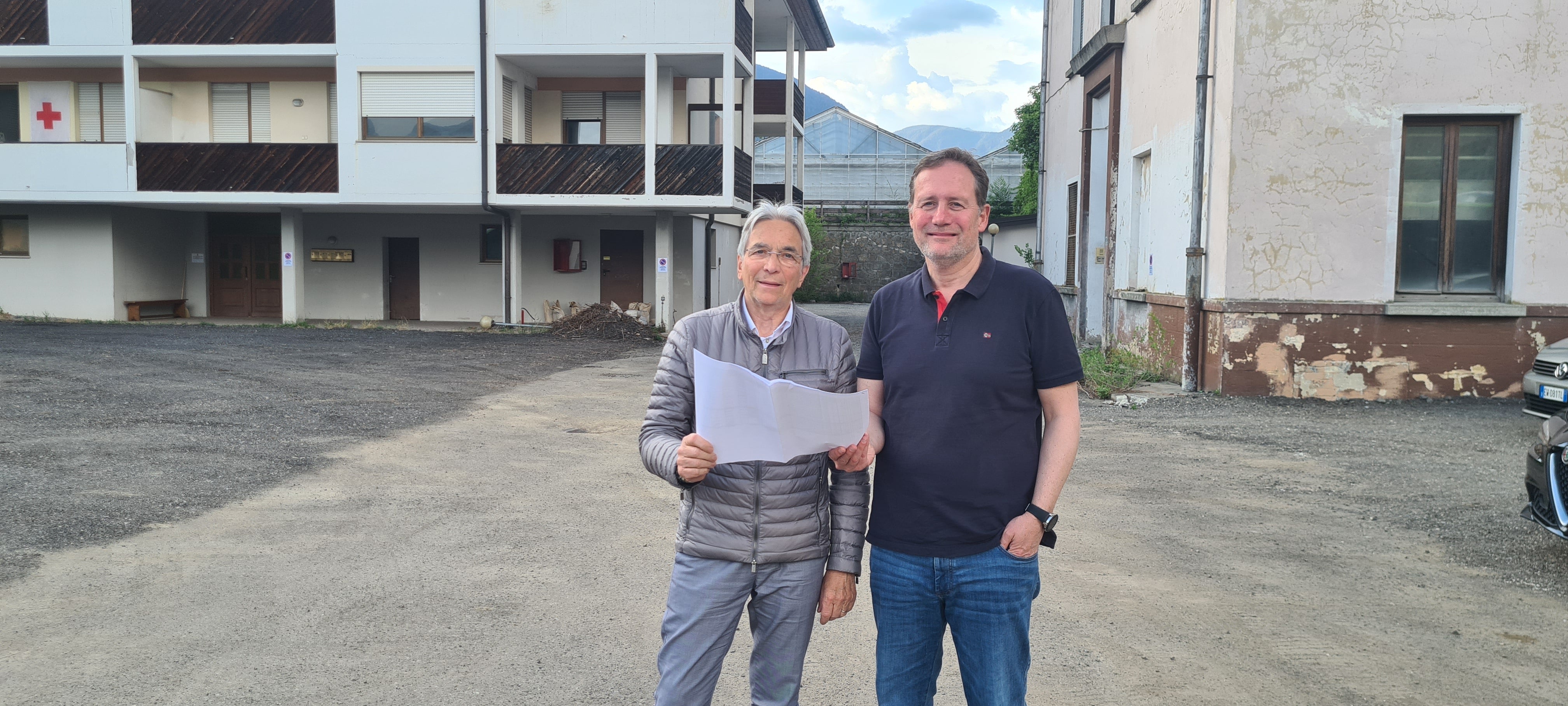 LR Massimo Bessone (r.) auf dem Gelände der ehemaligen Reatto-Kaserne in Brixen, im Bild mit Giorgio Fidanzi, Vorsitzender eines der Vereine, die vorübergehend einige Bereiche des Areals nutzen können. (Foto: LPA)