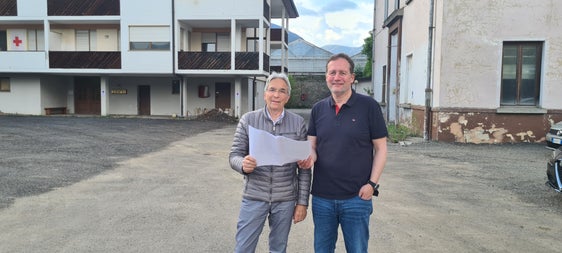 LR Massimo Bessone (r.) auf dem Gelände der ehemaligen Reatto-Kaserne in Brixen, im Bild mit Giorgio Fidanzi, Vorsitzender eines der Vereine, die vorübergehend einige Bereiche des Areals nutzen können. (Foto: LPA)
