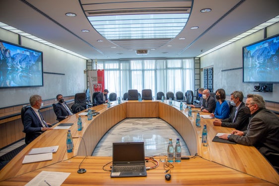 Erste Hilfsmaßnahmen in Höhe von 15 Millionen Euro für Milchviehbetriebe zugesichert: LR Schuler und LH Kompatscher (1.u.2.v.l.) mit den Vertretungen der Südtiroler Milchwirtschaft und des Südtiroler Bauernbundes. (Foto: LPA/Fabio Brucculeri)