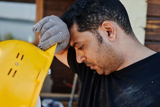 All jenen, die im Freien arbeiten müssen, macht die Hitze besonders zu schaffen. Derzeit führen Arbeitsinspektorat und Dienst für Arbeitsmedizin Kontrollen auf Baustellen und in Unternehmen durch. (Foto: www.pexels.com - Das Foto darf nur in Zusammenhang mit dieser Pressemitteilung verwendet werden)