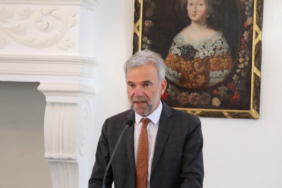 Zivilschutz schützt auch Kulturgut: Bevölkerungsschutzlandesrat Arnold Schuler bei der Pressekonferenz zur Vorstellung des neuen Handbuchs (Foto: LPA/Maja Clara)