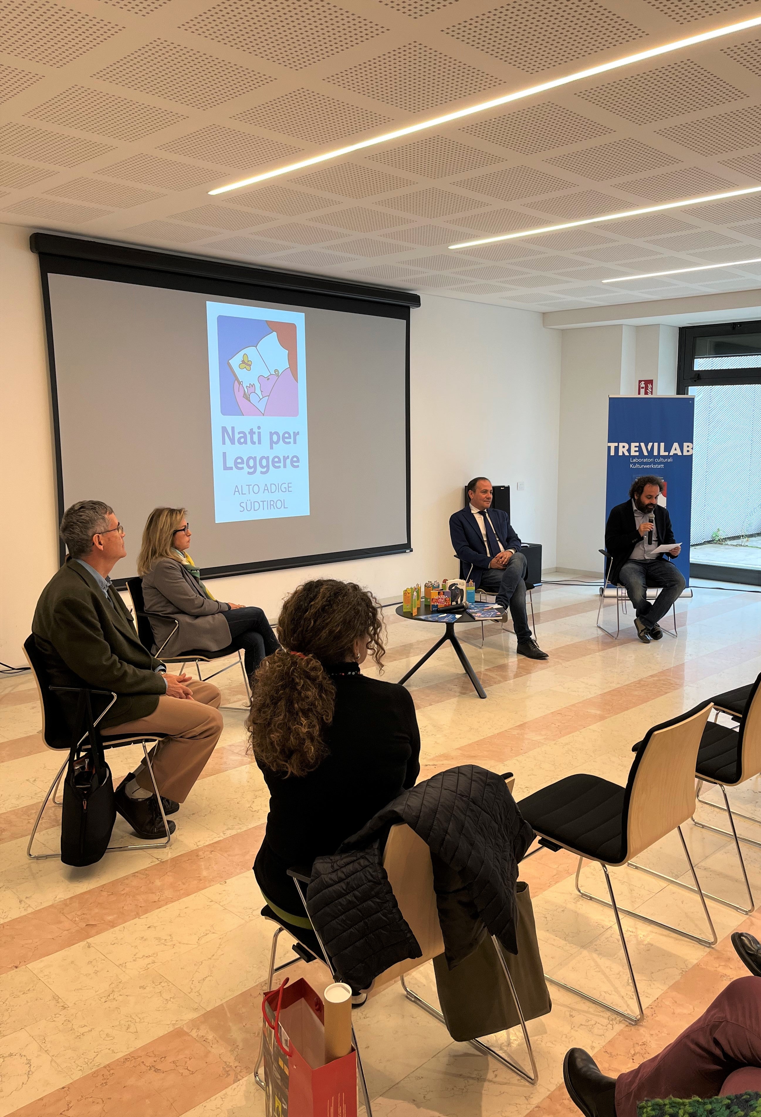 Un momento della presentazione al Centro Trevi di Bolzano del programma che promuove, anche in Alto Adige, la lettura ad alta voce fin dalla più tenera età (Foto: ASP/Gabriel Marciano) 