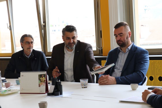 Emir Suljagic (Mitte) legt Wert auf Zusammenarbeit und appelliert an alle, auf der Bildungsebene Präventionsarbeit zu machen, um weiter Völkermorde wie vor 30 Jahren in Srebrenica zu verhindern. (Foto: LPA/gm)