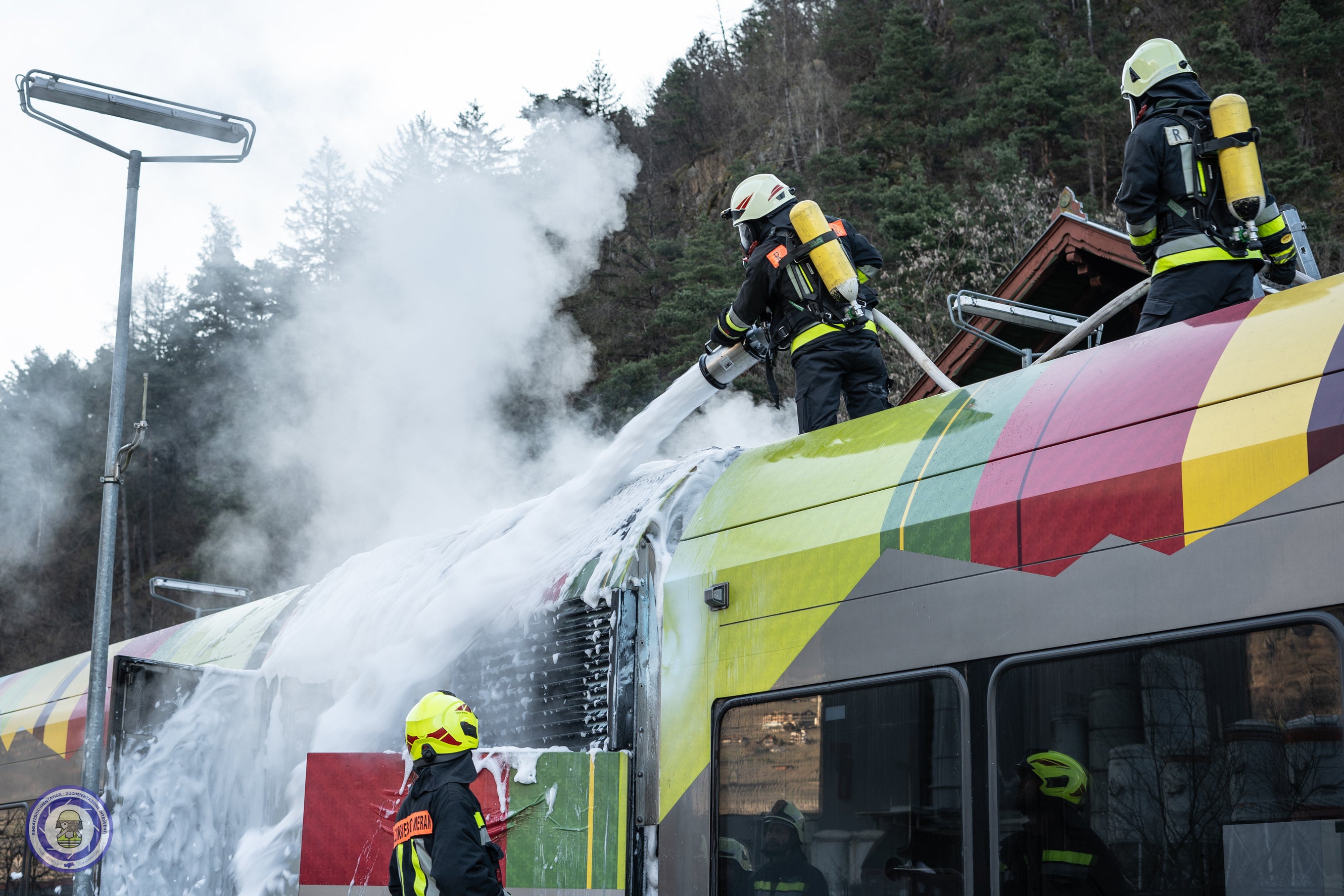 L'incendio al vano motore del treno 7103 è stato domato dai Vigili del Fuoco. Tutti i passeggeri sono usciti illesi. (Foto: USP/David Ceska).