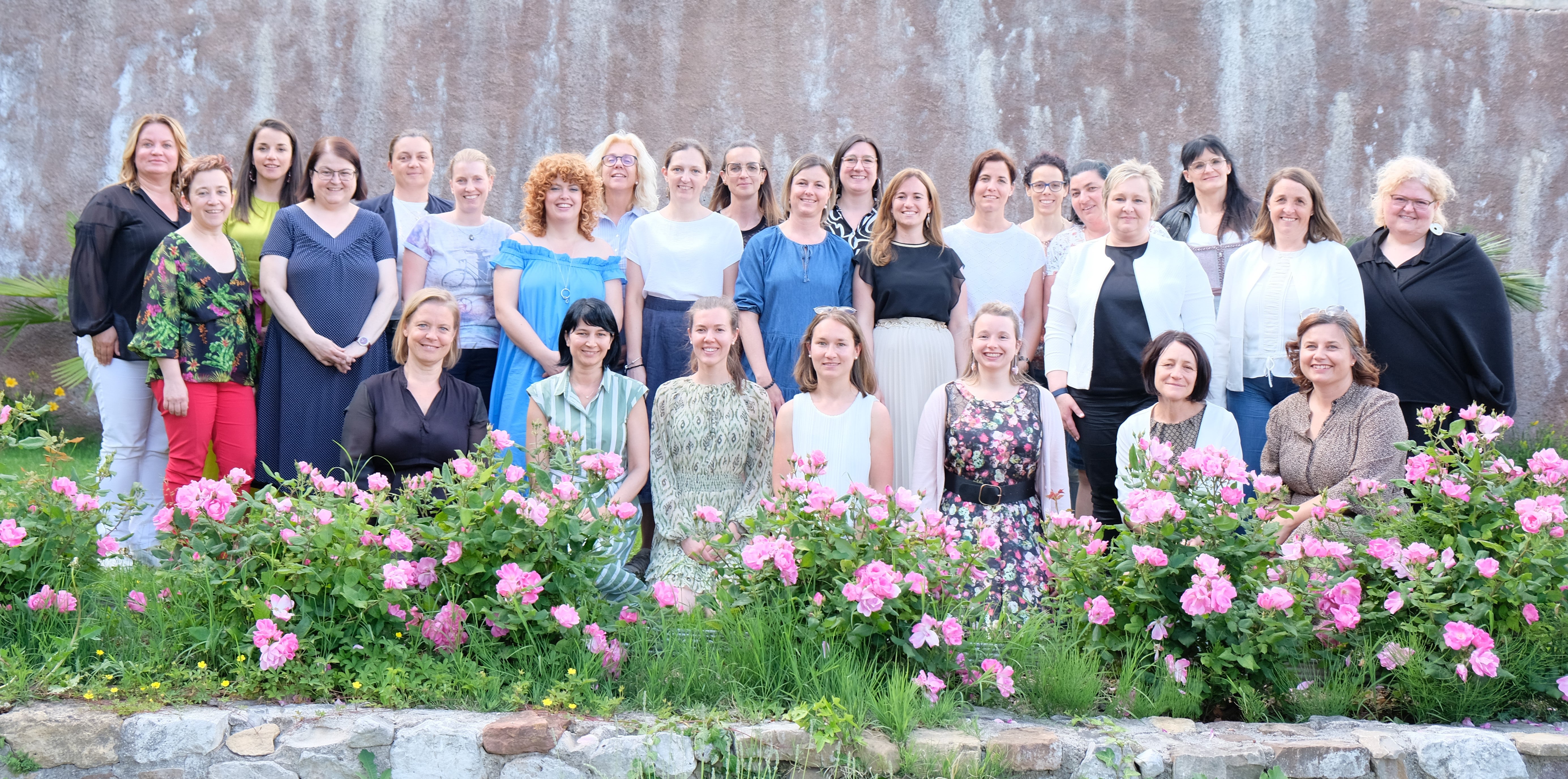 Im Bild die Lehrgangsteilnehmerinnen (in alphabetischer Reihenfolge) Maria Angerer, Marlene Baumgartner, Daniela Dissertori Soelva, Birgit Gruber, Manuela Gutwenger, Renate Herbst, Martina Kammerer, Sonja Kaserer, Sylvia Kofler, Claudia Kompatscher, Renate Kostner, Karin Neumair, Sophie Pardeller, Karin Peer, Eva Ploner, Johanna Pramsohler, Lisa Rabensteiner, Edith Ramoser, Andrea Spechtenhauser, Julia Stecher, Carmen Strimmer, Julia Tappeiner, Sarah Wegmann, mit den Direktorinnen Renate Kollmann und Renate Rauter und den Referentinnen Andrea Mittermair und Kathia Nocker (Foto: LPA/Deutsche Bildungsdirektion/Kevin Hofer)