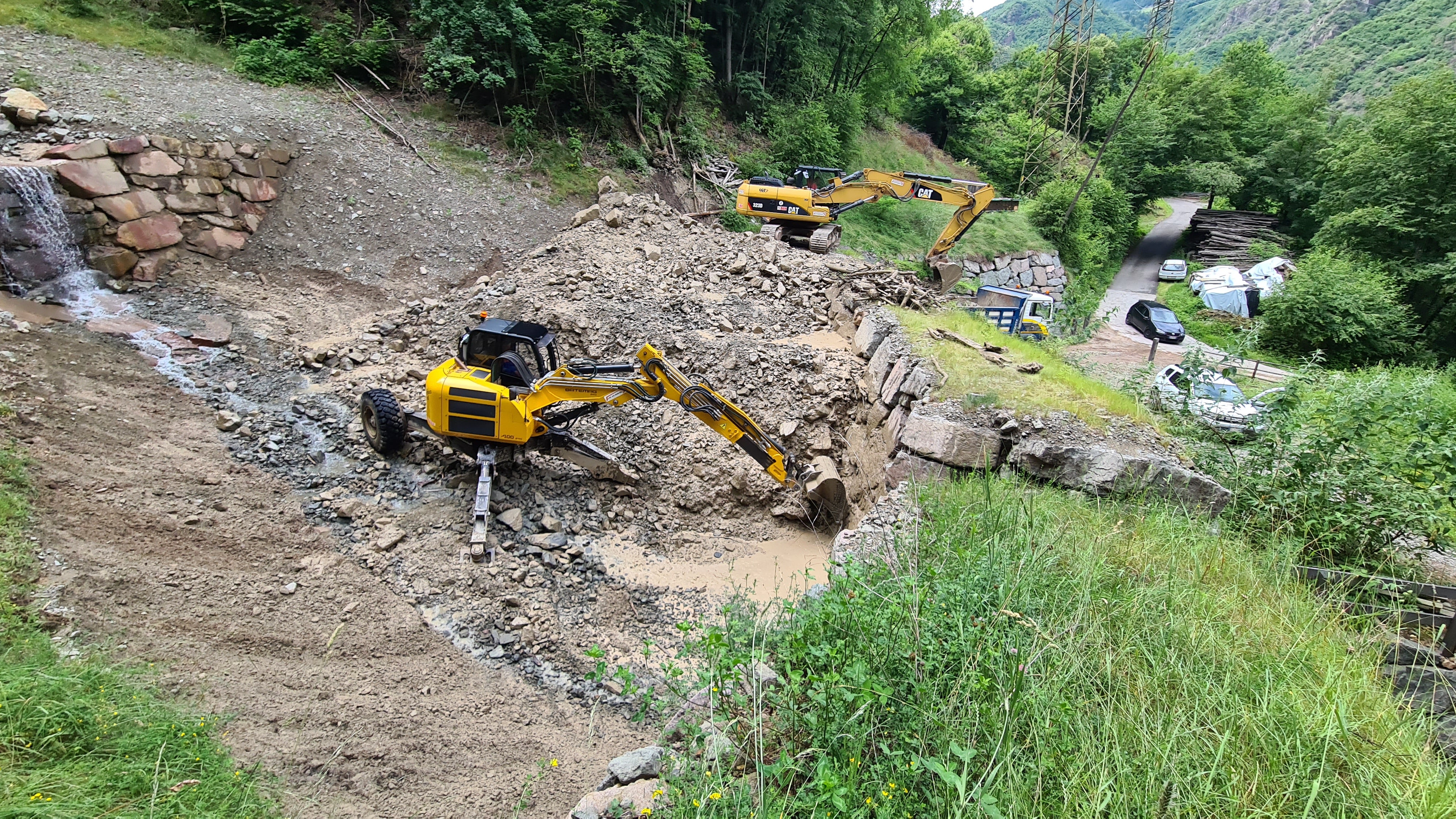 Nach einem unwetterbedingten Murgang im Streitmoserbach oberhalb von Blumau ist die Wildbachverbauung mit Aufräumarbeiten befasst, um die Schutzfunktion des Rückhaltebeckens wieder herzustellen. (Foto: LPA/Landesamt für Wildbach- und Lawinenverbauung Süd)