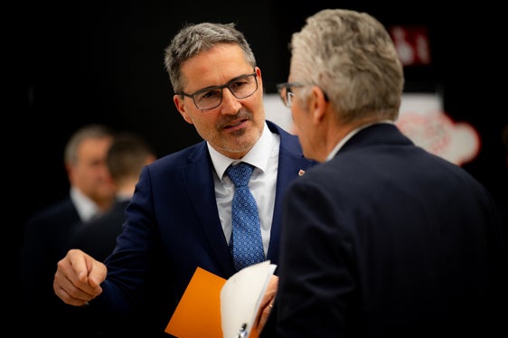 Il presidente della Provincia, Arno Kompatscher, ha osservato le proposte elaborate: Lavorare quotidianamente per il bene comune e l'Autonomia è significativo e gratificante. (Foto: ASP/Manuela Tessaro)
