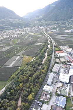 Das Landesamt für Wildbachverbauung Süd hat die Arbeiten zum Umbau der beiden Konsolidierungssperren oberhalb der Pegelmessstelle Lana in der Falschauer angefangen. (Foto: LPA/Landesamt für Wildbach- und Lawinenverbauung Süd)