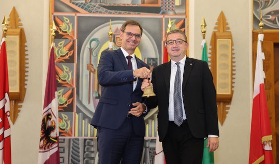 Il passaggio di consegne tra il presidente della Provincia autonoma di Trento Maurizio Fugatti (a destra) e il presidente del Land Vorarlberg Markus Wallner (Foto: Juliet Astafan/Ufficio stampa Provincia autonoma di Trento)