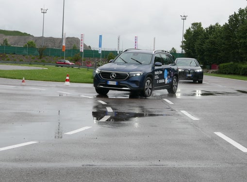 Al Safety Park i civili possono effettuare esercitazioni di guida sicura. Con la firma della convenzione, ciò sarò possibile anche per la Polizia di Stato, con un grande impatto sul territorio, in primo luogo in occasione delle Olimpiadi Milano Cortina 2026. (Foto: Sta/Pozzo) 

