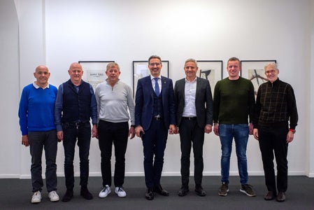 Vorstand des Landesverbandes der Freiwilligen Feuerwehren Südtirols bei Landeshauptmann Kompatscher (im Zentrum): (v. l.) Vorstandsmitglieder Roman Horrer, Martin Künig, Konrad Unterthiner, Verbandspräsident Wolfram Gapp, Stellvertreter Peter Hellweger und Verbandsdirektor Christoph Oberhollenzer (Foto: LPA/Greta Stuefer)