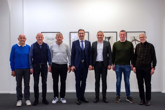 Incontro a Palazzo Widmann tra il Consiglio direttivo dell'Unione provinciale dei Corpi dei vigili del fuoco volontari dell'Alto Adige e il presidente Arno Kompatscher: nella foto (da sinistra) Roman Horrer, Martin Künig, Konrad Unterthiner, il presidente Kompatscher, il presidente dei vigili del fuoco volontari, Wolfram Gapp, il suo vice, Peter Hellweger, e Christoph Oberhollenzer, direttore dell’Unione Provinciale dei Corpi dei Vigili del Fuoco Volontari. (Foto: ASP/Greta Stuefer)
