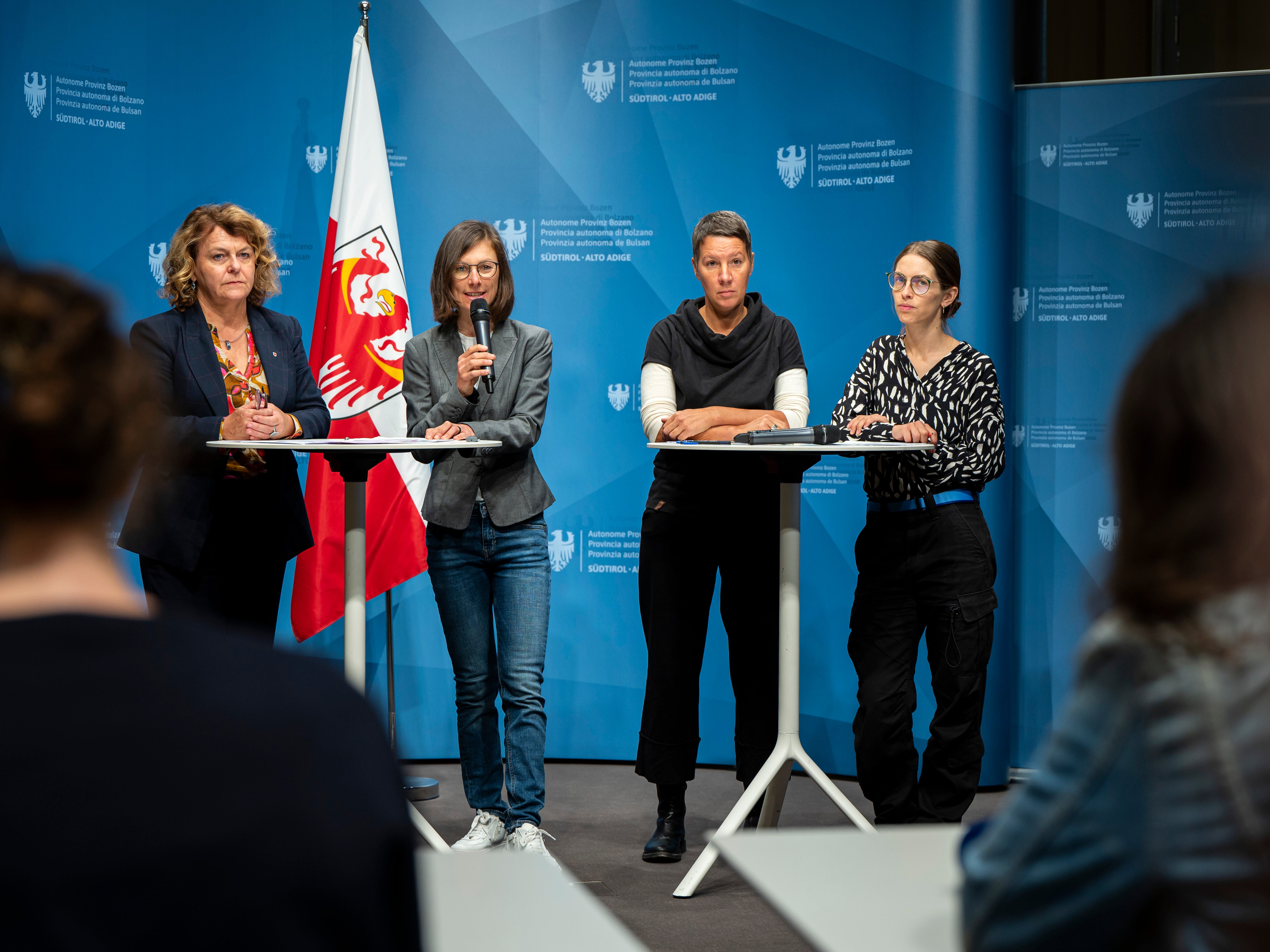 Julia Ganterer, Gundula Ludwig und Laura Volgger (im Bild von links mit Landesrätin Rosmarie Pamer, Erste von links), Forscherinnen der Forschungsplattform Center Interdisziplinäre Geschlechterforschung der Universität Innsbruck arbeiten derzeit an einer Studie zur sexualisierten Gewalt in Südtirol. (Foto: LPA/Fabio Brucculeri)