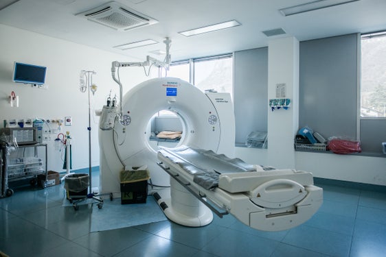 Zwei Computertomographen, ein Magnetresonanztomograph , neun fest installierte Radiologiesysteme, neun Mammographiegeräte, ein Positronen-Emissions-Tomograph/CT und ein ein Ultraschallgerät wurden mit Geldern aus dem Aufbaufods PNRR für die Südtiroler Krankenhäuser angekauft. (Foto: LPA/Claudia Corrent)