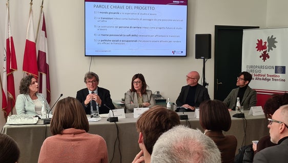 Le fasi di transizione che i giovani attraversano e il sostegno ottimale sono stati i temi dei Martedì dell'Euregio di oggi a Trento. Nella foto (da sinistra) Raffaella Di Iorio, Franco Fraccaroli, Stefania Terlizzi e Francesco Pisanu. (Foto: Euregio)
