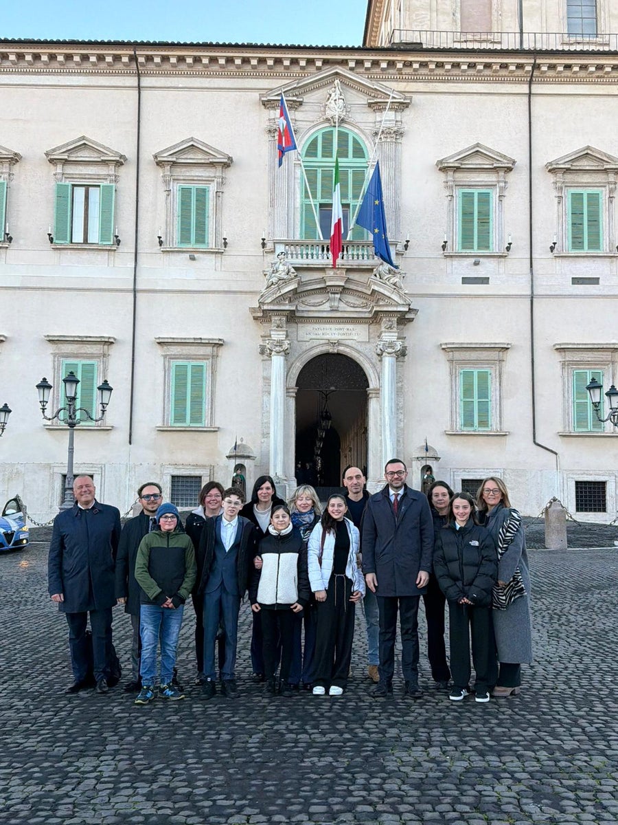 Da sinistra l'onorevole Alessandro Urzì, il docente Antonio Bova, la direttrice Cristina Luppi e il vicepresidente Galateo con gli studenti brissinesi premiati al Quirinale dal Presidente della Repubblica, Sergio Mattarella. (Foto: USP)