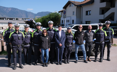 Sicherheits-Landesrätin Ulli Mair hat am Montag die Ortspolizei Eppan besucht. Im Bild (von links): Der Polizeibeamte Daniel Karar, V. Inspektor Stefan Werth, V. Inspektor Hansjörg Gruber, der Polizeibeamte Fabian Ursch, Federica Nicole Ruspini von HS Security, Leutnant Egon Parisi, Landesrätin Ulli Mair, Hauptpolizeiassistent Elena Dalnodar, Alessio Scanu von HS Secuity, Inspektor Marco Villaggi von der Ortspolizei Valenure e Valchiero (PC), der Polizeibeamte Mirko Gazzetta und der Hauptpolizeibeamte Mirko Tamisari. (Foto: LPA/Lukas Forer)